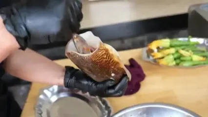 غذای خیابانی در ویتنام؛ برش و پخت غذاهای متنوع با ماهی مرکب در هانوی