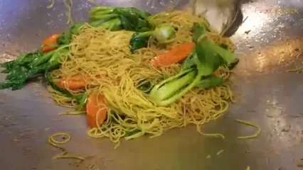 غذای روستایی در سنگاپور؛ پخت یک غذای سنتی با ماهی، سس سویا و نودل در روستا
