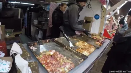 غذای خیابانی در اسلواکی؛ پخت انواع هات داگ و استیک در براتیسلاوا