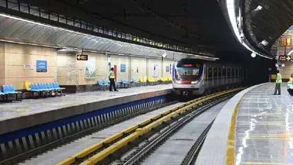 مسافران مترو در کرج به درب اضطراری پناه بردند!