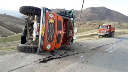 واژگونی کامیون حامل آرد در جاده اهر–تبریز
