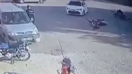 لحظه تلخ سقوط موتورسوار روی سر زوج مسن