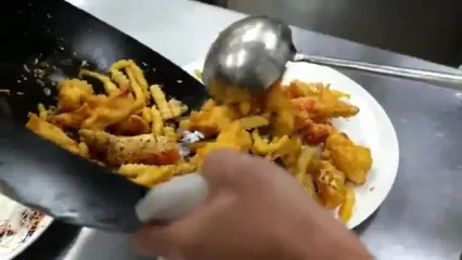 غذای خیابانی در آمریکا؛ برنج سرخ شده با شاه خرچنگ آلاسکایی در نیویورک