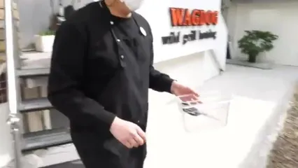 غذای خیابانی در کره؛ تهیه محبوب ترین هات داگ با سس های متنوع در سئول