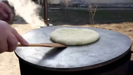 غذای روستایی در روسیه؛ پخت نان، دوشیدن شیر تازه گاو و تهیه پنیر با آن