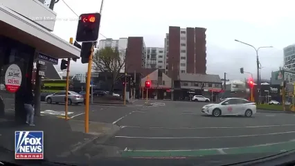 زنی در نیوزیلند براثر باد شدید به داخل خیابان پرتاب شد