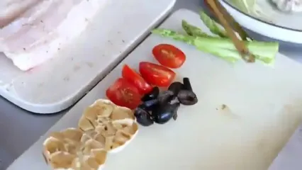 غذای خیابانی در ویتنام؛ تهیه 2 غذا با کوسه 10 کیلوگرمی در هانوی