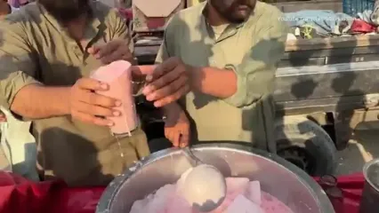 ببینید؛ غذای خیابانی در پاکستان؛ تهیه آبمیوه توت فرنگی و میلک شیک توت فرنگی در کراچی