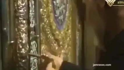 لحظه باز کردن درب حرم مطهر حضرت زینب کبری(س) به دست شهید سلیمانی