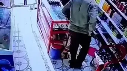 فیلم سرقت وحشیانه از زن میانسال / تمامی طلاهای این زن را سرقت کردند