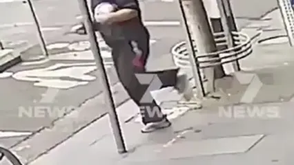 ببینید؛ وحشت در خیابان‌های ملبورن؛ زن مهاجم به‌صورت تصادفی مردم را با چاقو هدف قرار می‌دهد