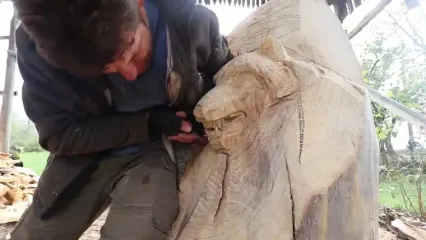 فرآیند ساخت مجسمه چوبی یک «سرخ پوست با گرگ» با کمک اره برقی