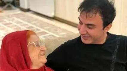 تصویری از عموپورنگ و مادرش در یک مکان مذهبی