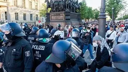 ضرب‌وشتم نماینده آلمان توسط پلیس حین تظاهرات حامیان فلسطین