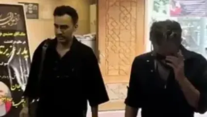 فیلم مراسم ختم پدر عباس جمشیدی‌فر/ از حضور هوتن شکیبا، بهنام تشکر، علی شادمان و... تا تاج گل اعیانی که رضا عطاران و مجید صالحی برای تسلیت خریده بودند