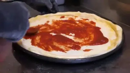 غذای خیابانی در کره؛ پخت انواع پیتزا توسط آشپزهای ماهر در سئول