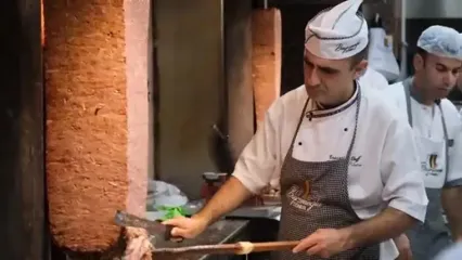 غذای خیابانی در ترکیه؛ مهارت آشپزهای ترک در تهیه دونر کباب و نان در استانبول