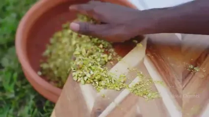 غذای روستایی در هند؛ تهیه شیک شکلات تلخ به روش پدر و پسران هندی