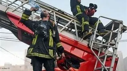 لحظات نفسگیر نجات کودک ۳ ساله توسط آتش‌نشانی