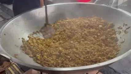 غذای خیابانی در اندونزی؛ تهیه غذا با برنج و 300 تخم مرغ در جاکارتا