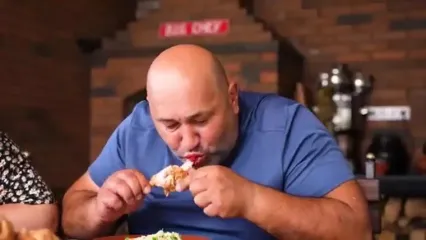 غذای روستایی در روسیه؛ تهیه سالاد کلم و خوراک مرغ توسط زوج داغستانی