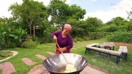 غذای روستایی در سنگاپور؛ تهیه نودل با برنج و میگو در یک روستای سرسبز
