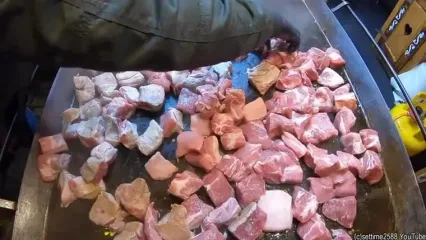 غذای خیابانی در رومانی؛ پخت سوسیس، استیک و سیب زمینی سرخ کرده در بخارست