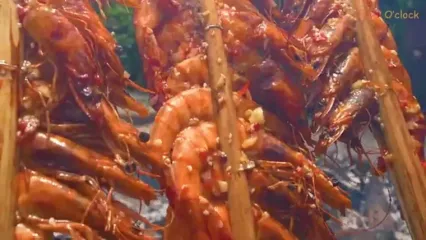 غذای روستایی در سنگاپور؛ کباب میگو روی آتش در طبیعت روستا