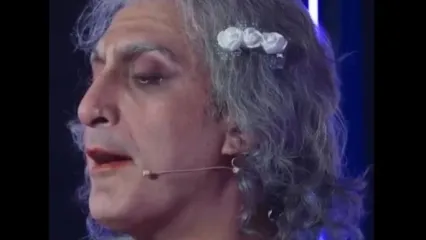 ژوله با گریم زنانه مقابل تماشاگران ظاهر شد