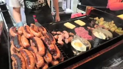 غذای خیابانی در انگلستان؛ تهیه یک ساندویچ غول پیکر با گوشت، سوسیس، پنیر و تخم مرغ در لندن