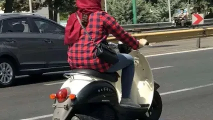 لحظه ورود عجیب یک زن با موتور به داخل رستوران!