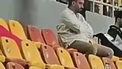 اضطراب مالک خیبر روی سکوها در جدال مقابل فولاد خوزستان