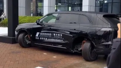 خودروی شاسی‌بلند با قابلیت پارک جانبی