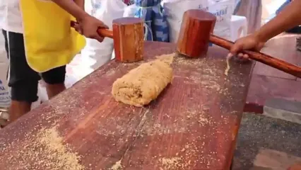 غذای خیابانی در تایلند؛ تهیه شیرینی بادام زمینی سنتی در بانکوک