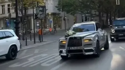 کاروان باشکوه خودروهای لوکس در یک عروسی