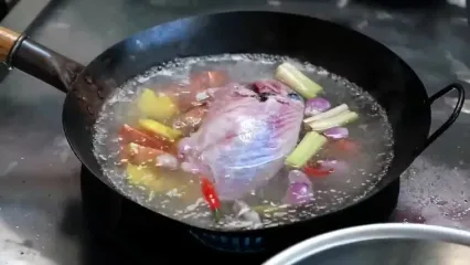 غذای خیابانی در ویتنام؛ تهیه غذاهای لوکس با دلقک ماهی در هانوی