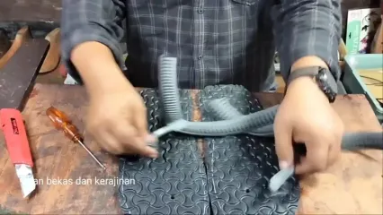 فرآیند درست کردن صندل با لاستیک قدیمی خودرو به روش کفاش اندونزیایی