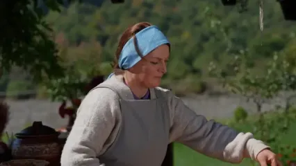 غذای روستایی در آذربایجان؛ برداشت بادام و پخت یک حلوای خاص با آن