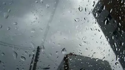 خوشحالی عجیب کودکان از بارش باران پس از ماه‌ها در ایران