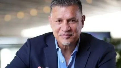 بازیگران نمایش رابین‌هود، در برابر علی دایی زانو زدند