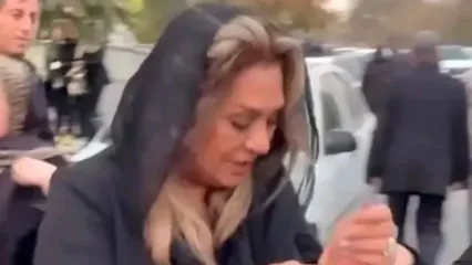 فیلم و عکس/نگاهی به تیپ و استایل هنرمندان و بازیگران ایرانی حاضر در مراسم یادبود هادی مرزبان/ مازیار لرستانی، نسرین مقانلو، آشا محرابی، حامد کمیلی و...