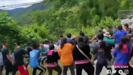 مردم با دست خالی خودروی سقوط کرده را بیرون کشیدند!