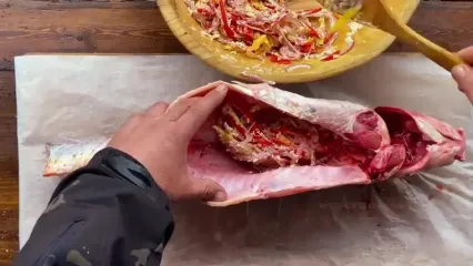 غذای روستایی در آذربایجان؛ کباب کردن ماهی کپور در بشکه و در برف