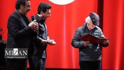 برخورد جالب استاد شفیعی کدکنی و شجریان در یک مراسم