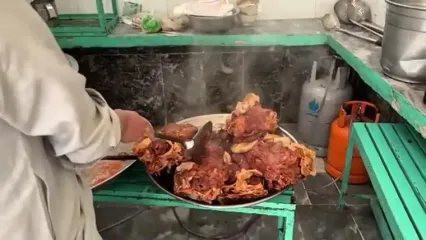 غذای خیابانی در پاکستان؛ طبخ 400 کیلو کله پاچه در پیشاور