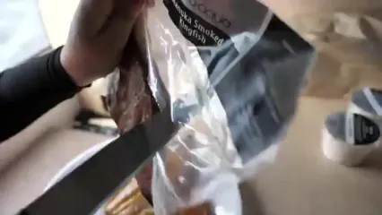 غذای خیابانی در نیوزلند؛ تهیه ماهی دودی و خوراک ماهی و چیپس در ولینگتون