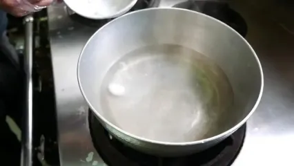 غذای خیابانی در ژاپن؛ پخت یک غذای سنتی با ماهی گروپر قرمز در اوکیناوا