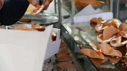 غذای خیابانی در تایلند؛ تهیه پنکیک تخم مرغ در بانکوک