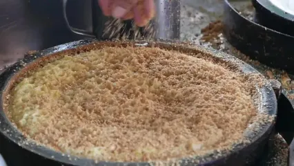 غذای خیابانی در مالزی؛ پخت پنکیک کرم ذرت و کره بادام زمینی در کوالالامپور