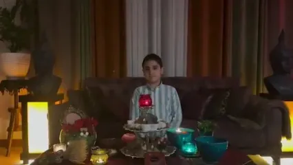 چشم اندازی به چیدمان منزل هندی سپیده خداوردی بازیگر سریال آوای باران با استخر روباز/ مجسمه های بودا، پیانو، کتابخونه، مبلمان راحتی چستر مدرن و...